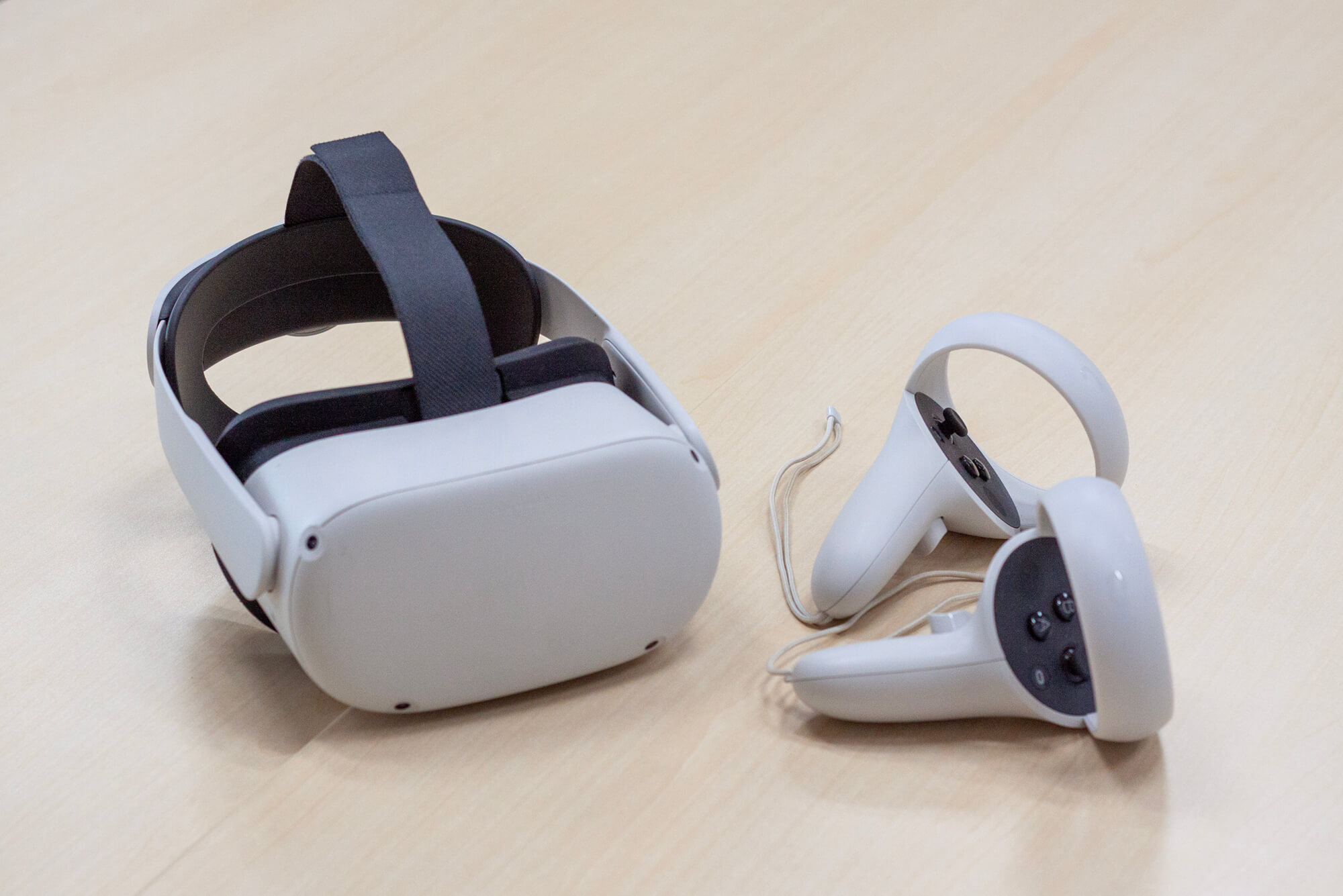 VR空間を体験するために使ったヘッドマウントディスプレイとコントローラー