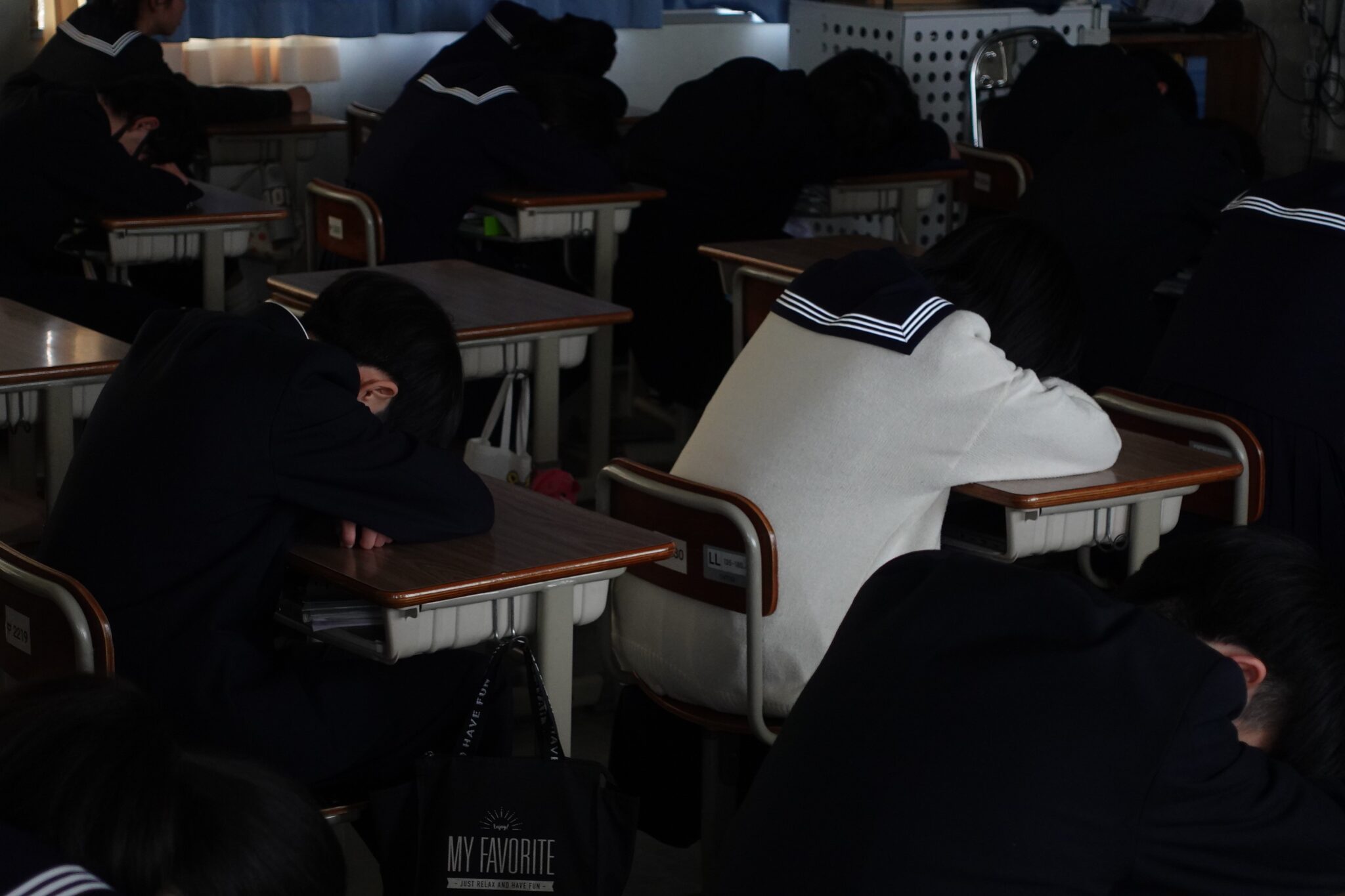 学校でお昼寝 10年続く「ウトウトタイム」の成果とは | 研究コラム | 博報堂教育財団こども研究所
