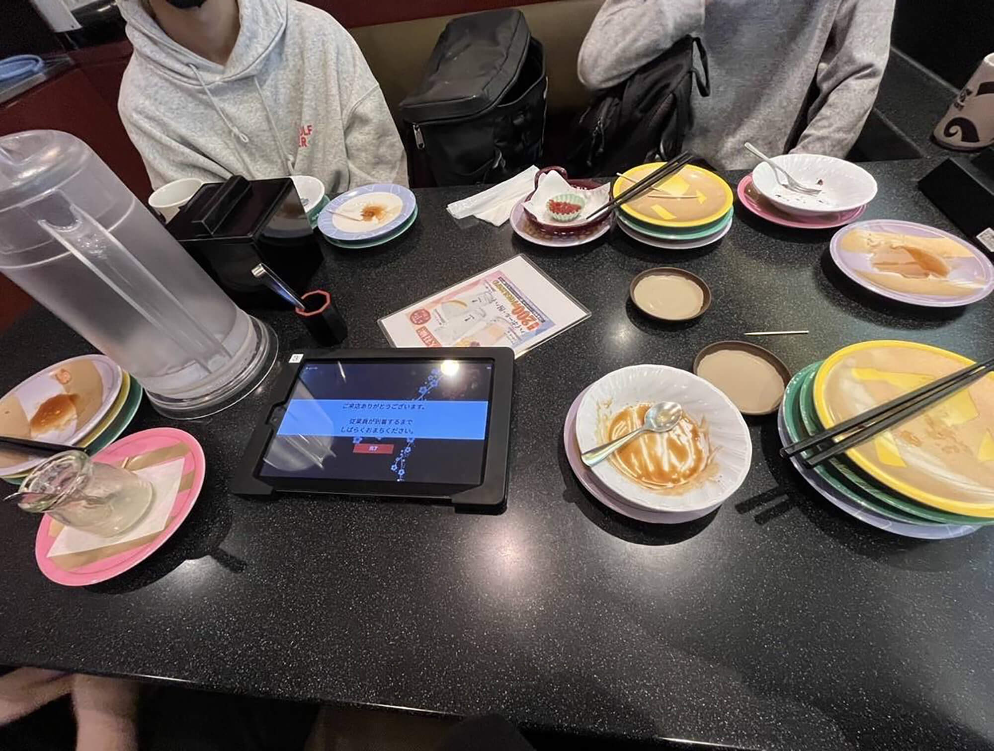 08 掃除後に食べる部員との寿司